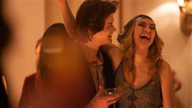 克里斯多福布瑞尼（左）和蘇琪沃特豪斯在《達利：慾望之謎》飾演達利夫妻。（圖／台北双喜提供）