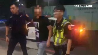 無照男酒駕闖燈　撞翻車肇逃警火速逮人