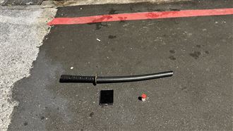 誤認對方是情敵　2女拿武士刀險爆全武行