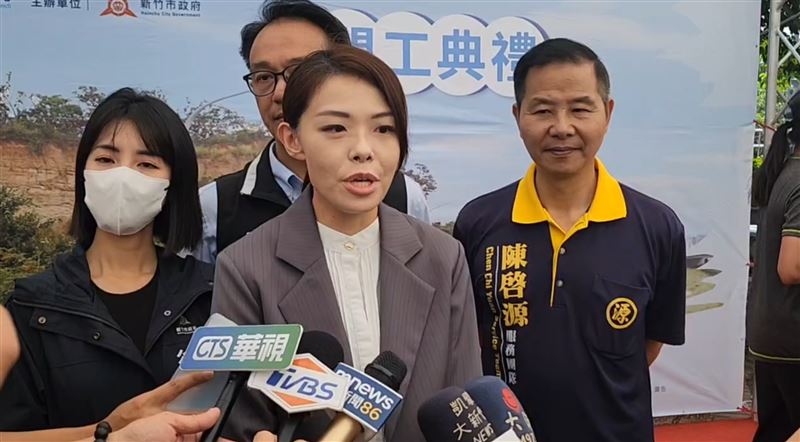 高虹安辯解小一生沒英文教材　林志潔怒了