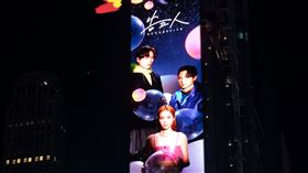 告五人登上紐約時代廣場巨型LED螢幕。（圖／相信音樂提供）