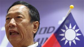 郭台銘出席企業行號號召百人相挺活動（1）爭取獨立參選總統大選的鴻海集團創辦人郭台銘（圖）10日下午前往新北市中和連署站參與「企業行號號召百人相挺」活動，致詞時號召支持者一起衝高連署份數。中央社記者趙世勳攝  112年10月10日