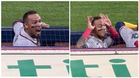 ▲勇士阿西亞（Orlando Arcia）和球迷互嗆、扮鬼臉。（組合圖／翻攝自art ehlo推特）