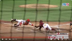 ▲成晉衝本壘躲觸殺滑過頭，右手補摸本壘板搶分。（圖／翻攝自CPBLTV）