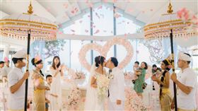 ▲李宓在5親友見證下於峇里島補辦婚禮。（圖／李宓提供）