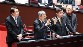 陳建仁赴立院報告備詢（2）立法院會13日對行政院長陳建仁（左2）施政報告繼續質詢，相關部會首長也列席備詢。左為內政部長林右昌，右起為文化部長史哲、教育部長潘文忠。中央社記者鄭清元攝  112年10月13日