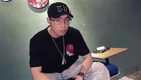 Toyz抓包超哥所開「超派炸雞」新竹店疑似偷倒廢油。（圖／翻攝自Toyz IG）