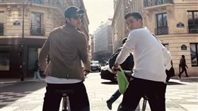 周興哲、周予天受邀到巴黎時裝周。（圖／星空飛騰 提供）