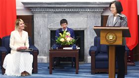 總統接見第7屆玉山論壇訪賓（1）總統蔡英文（右）13日在總統府接見第7屆玉山論壇訪賓，致詞歡迎前美國駐聯合國大使克拉夫特（Kelly Craft）（左）等貴賓來台灣交流。中央社記者王騰毅攝  112年10月13日