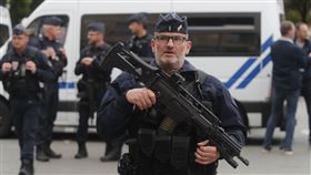 一名持刀男子殺害一名教師並打傷兩人後，防暴警察站崗。（圖／美聯社／達志影像）