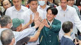 賴清德出席團結信賴聯合晚會（1）民進黨總統參選人賴清德（中，綠衣者）13日在金華國中活動中心出席團結信賴聯合晚會，離場時與支持者擊掌致意。中央社記者裴禛攝  112年10月13日