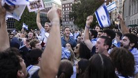 支持以色列的示威者邊唱邊跳舞。（圖／美聯社／達志影像）