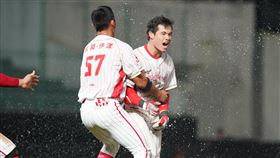 ▲李凱威敲出再見安打，終結龍獅5小時10局惡戰，龍登下半季第1。（圖／味全龍球團提供）