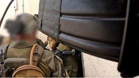 根據以色列國防軍發布的影片，可看到以色列士兵進入建築物內，並可聽到射擊聲，一名士兵在掩體後開槍，另一名士兵投擲了手榴彈。(圖/翻攝自Israel Defense Force推特)