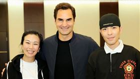 蕭敬騰同框費德勒羨煞網友！還獲1張簽名球卡　球王反應曝光。（圖／翻攝自蕭敬騰IG）