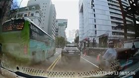 北市大都會客運公車跨越雙黃線連衝2個路口。（圖／翻攝畫面）