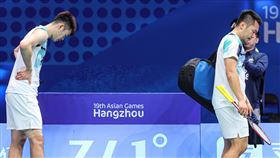 亞運羽球  麟洋配不敵南韓組合落敗（2）台灣羽球男雙搭檔「麟洋配」王齊麟（左）、李洋（前右）6日出戰杭州亞運4強賽，最終以12比21、10比21落敗，收下一面銅牌，比賽結束後兩人神情落寞。中央社記者鄭清元攝  112年10月6日