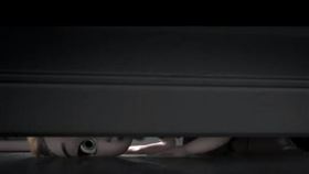 門縫眼對眼／翻攝自YouTube