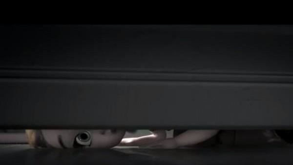 黑影吼「別再住了」狠踹她下床 門縫見1臉