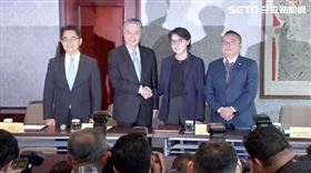 ▲藍白合會前共同記者會右至左周瑜修黃珊珊金溥聰黃健庭（圖／記者許皓婷攝影）