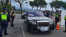 勞斯萊斯接鐵霸出獄　警：別搞得像接巨星(圖/翻攝畫面)