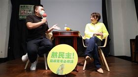 民進黨青年部13日在高雄三餘書店舉辦「熬民主！島嶼青年必修課」。（圖／民進黨提供）