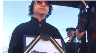 突變告別式　狂新聞停更穿黑裝捧遺照現身