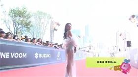 薔薔紅毯禮服為透視路線。（圖／翻攝自走鐘獎YT）