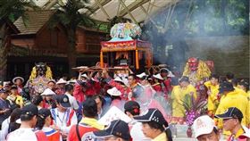 ▲徒步遶境吸引大量信眾跟隨。（圖／翻攝自北港朝天宮媽祖粉絲專頁）