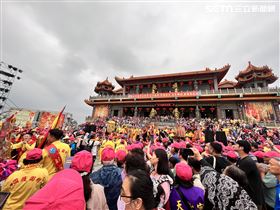 ▲海內外信眾湧入桃園護國宮太子廟恭迎太子爺。（圖／記者林瓊玉攝影）