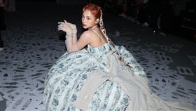 鬼鬼盛裝出席「台北時裝周」，全場第一美。（圖／記者邱榮吉攝影）