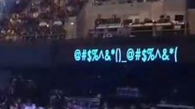 走鐘獎現場提詞機顯示亂碼（圖／翻攝自走鐘獎YT）