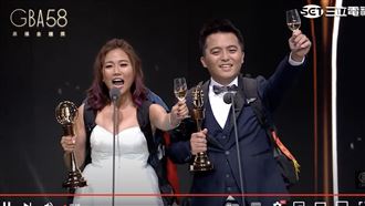 她穿婚紗登廣播金鐘拿獎　當場掏酒杯歡慶