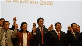 前進黨宣布和7個政黨結盟前進黨主席皮塔（Pita Limjaroenrat）（中）18日宣布前進黨將和為泰黨等共7個政黨結盟，組成聯合政府。他表示8個政黨加起來共313席，已經可以組閣。中央社記者呂欣憓曼谷攝  112年5月18日