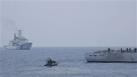 美日菲海巡首次演習  南海登場菲律賓海巡隊、美國海岸防衛隊及日本海上保安廳6日在南海演練人質遭恐怖分子挾持場景及搜救行動。中央社記者陳妍君卡布拉號攝  112年6月7日