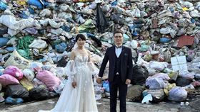 新人衝「垃圾山拍婚紗」驚呆眾人：味道濃厚！新娘暖曝真實原因▲（圖／翻攝自南投縣埔里鎮清潔隊）

