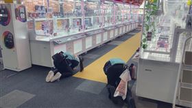 員工尋找掃地機器人身影。（圖／翻攝自サープラ新宮あそびタウン【公式】推特）