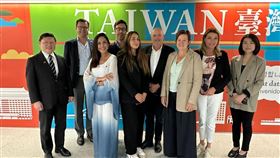 比利時眾院外委會訪團抵台比利時聯邦眾議院外交委員會主席范荷芙（Els Van Hoof）（右3）率團訪台，將晉見總統蔡英文。（外交部提供）中央社記者黃雅詩傳真 112年10月15日