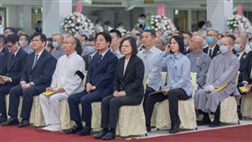 總統蔡英文今（15）日偕同副總統賴清德出席「一貫道前人林公再錦公奠禮」暨頒贈褒揚令。（圖／總統府提供)