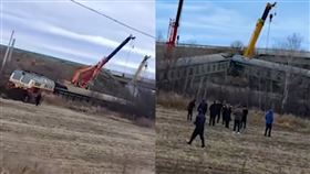▲中國驚傳列車脫軌！「4節車廂扭曲」畫面曝光　陸官媒稱：無人傷亡（圖／翻攝自微博）