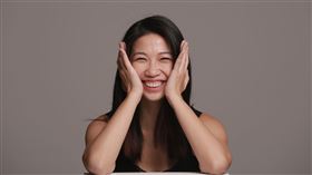 蘇珮卿被好友許哲珮催眠探究前世激發靈感寫歌。（圖／賽蓮音樂提供）