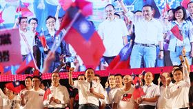 侯友宜首場萬人大型造勢活動　新北登場「2024守護中華民國–侯友宜總統暨立法委員新北市競選總部成立大會」14日晚間在新北市板橋第一運動場舉行，國民黨總統參選人侯友宜（持麥克風者）登台宣講，呼籲所以人團結一致、贏得選戰。中央社記者趙世勳攝　112年10月14日