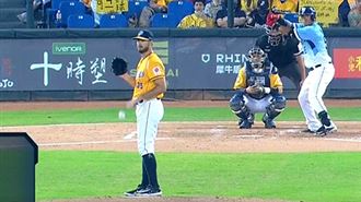 艾士特「故意丟球」投手犯規　MLB才上演