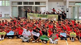 ▲長榮航空城市觀光馬拉松「幼苗計畫-校園深耕巡迴」第四站，今(5)日在基隆建德國中熱鬧登場，由基隆市邱佩琳副市長(第一排右一)和長榮航空林玄修協理(第一排右二)共同主持。（圖／長榮航空提供）