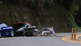 機車騎士跑山過彎失控，機車撞上停在路邊的保時捷。（圖／取自「重機車友 ❘ 各區路況天氣、資訊分享中心」）