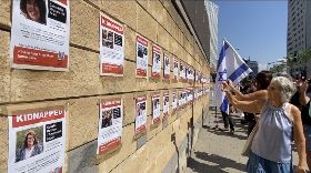 人質照片海報牆