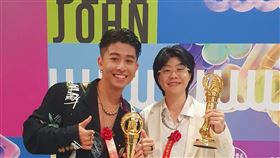 哈哈台勇奪兩大獎，蓋瑞（左）與傑尼嗨翻。（圖／杰德影音提供）