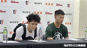 台啤雲豹球員蔣淯安、陳孝榕出席賽後記者會。(圖／記者蔡厚瑄攝影)

