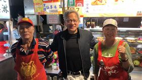 黃仁勳今（15）晚到寧夏夜市詹記水果親民合照。（圖／翻攝自臉書）