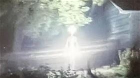 村民拍下外星人現身畫面。（圖／翻攝自Unexplained Mysteries YouTube）